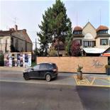 JIH/Bohunická (hřiště, restaurace Valoria) vlevo